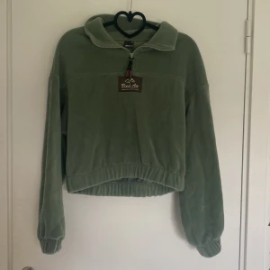 Fleece kofta - Super mjuk kofta i fleece med dragkedja. Aldrig använt. Passar xs-s. Super fin hostig färg!