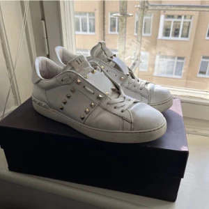 Valentino skor  - Säljer mina jätte fina valentino skor med guldiga nitar köpta på Plick ❤️ andvända men i bra skick, alla nitar finns kvar. Kom privat för frågor eller fler bilder ❤️