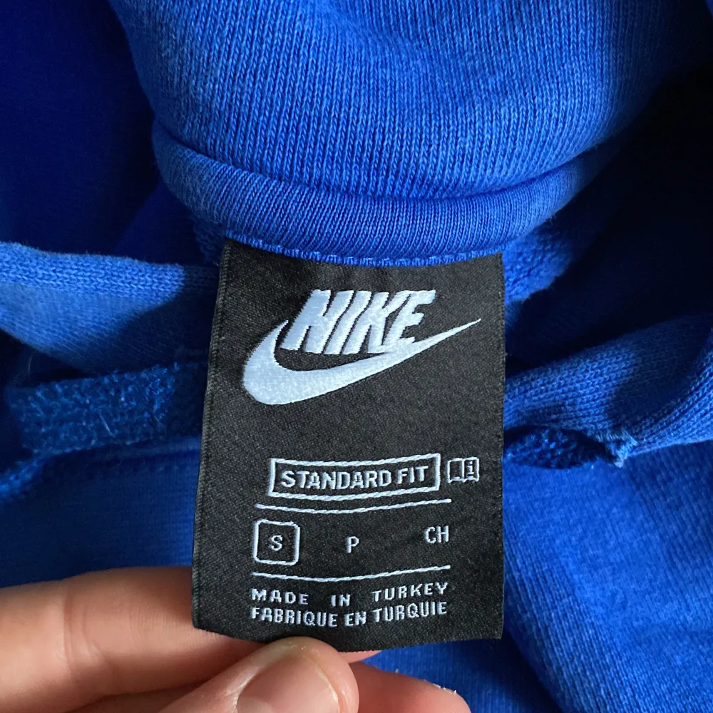 Jag säljer en jätte fin Nike hoodie! Tror att den är herr storlek men är inte helt säker! Den är iaf i storlek S men skulle säga att den är ganska liten för att vara S! . Hoodies.