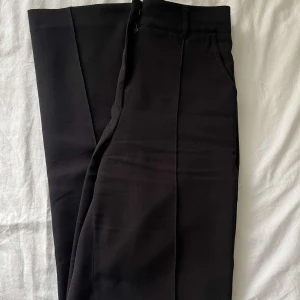 Madlady kostymbyxor - Högmidjade kostymbyxor med stråveck, inga defekter eller liknande men syns ändå lite att de är använda💗nypris 599