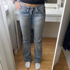 Superfina lågmidjade jeans från märket Lois köpta här på Plick. Säljer pga för små. Tyvärr lite slitna längts ner som man kan se på sista bilden❤️