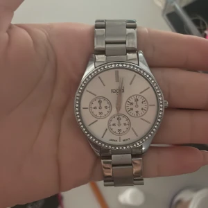 Klocka - Köpt från ur och penn i affär, kosta 400kr ny. Den har inget batteri. Följer med så man kan lägga till vm på klockans stolek💕