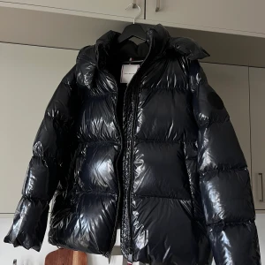 Tommy Hilfiger Dunjacka - Säljer denna älskade jacka då den blivit lite för liten🥺 Super varm och härlig nu till Vintern! Den har använts rätt lite så det finns inga synliga fel eller ”skador”. Storleken L är BARN storlek, så skulle säga att den passar xs-s💕   Nypris: 3499kr