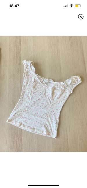 Söt topp - Säljer den här jättesöta toppen som är köpt på plick men aldrig använd av mig! Stl xs men passar även mig som har s💗 lite nopprig