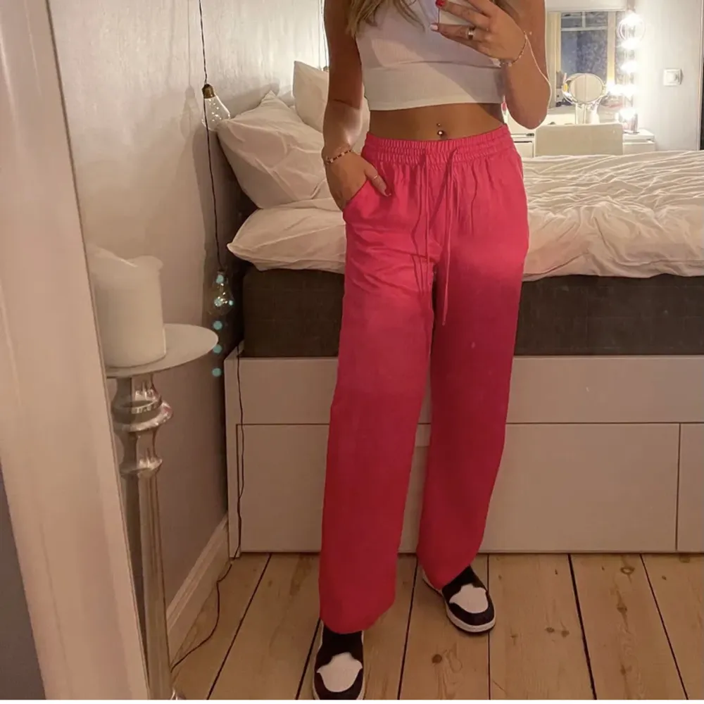 Superfina rosa byxor från Zara som har använts av mig endast 3 gånger. Skulle säga att de passar någon som är mellan 155-160. Det är en starkare rosa färg än vad som visas på bilden. Perfekt skick!💗. Jeans & Byxor.