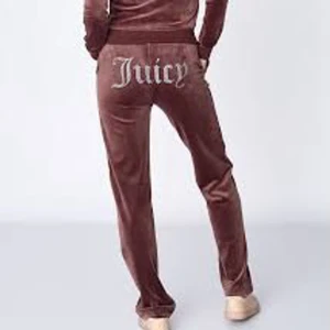 säljer bruna juicy byxor💗 - Bruna juicy byxor med text, storlek XS. Säljer för att jag inte andvänder de. Kan byta ut med ett par svarta juicy med fickor💗