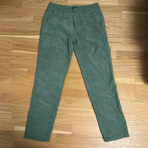 Gröna manchester byxor 30R - Gröna manchester byxor i strl 30R. Oanvända