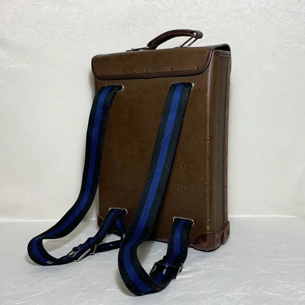 Holger portfölj/ryggsäck i retro stil! En stilren klassisk väska som är perfekt till studierna eller arbetet. Väskan är i fint skick . Väskor.