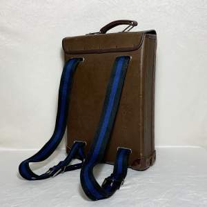 Holger portfölj/ryggsäck i retro stil! En stilren klassisk väska som är perfekt till studierna eller arbetet. Väskan är i fint skick 
