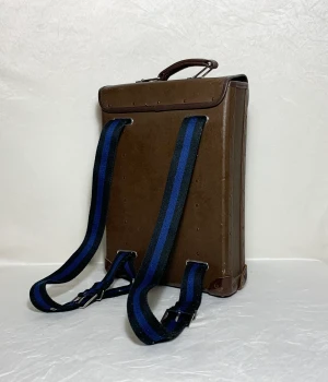 Holger ryggsäck/portfölj  - Holger portfölj/ryggsäck i retro stil! En stilren klassisk väska som är perfekt till studierna eller arbetet. Väskan är i fint skick 