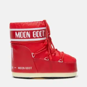 Säljer mina röda moon boots då dom tyvärr inte kommer till användning! Har används ett antal gånger men absolut inget som syns! Dom är i storlek 36-38 och är lite stora på mig som har 37/38. Kom gärna privat för mer info💗