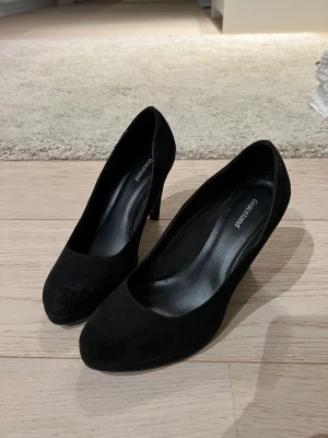 Klackar - Svarta klackar som fungerar även nu när det börjar bli lite kallare. De täcker tårna, vilket gör att det inte blir så kallt. Inte heller så höga så man kan gå långt med dem. Väldigt bekväma! Ser ut som kontorsskor vilket gör det lite lyxigare.