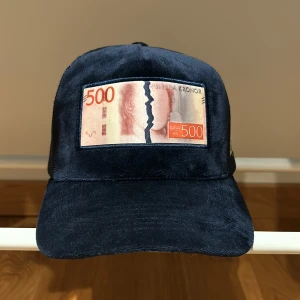 Brucee lee keps - Marin blå/mörk blå keps från all cap one  Pris kan diskuteras 