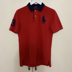 Ralph Lauren pike röd - Ralph Lauren piké röd.  Fint skick storlek S/M