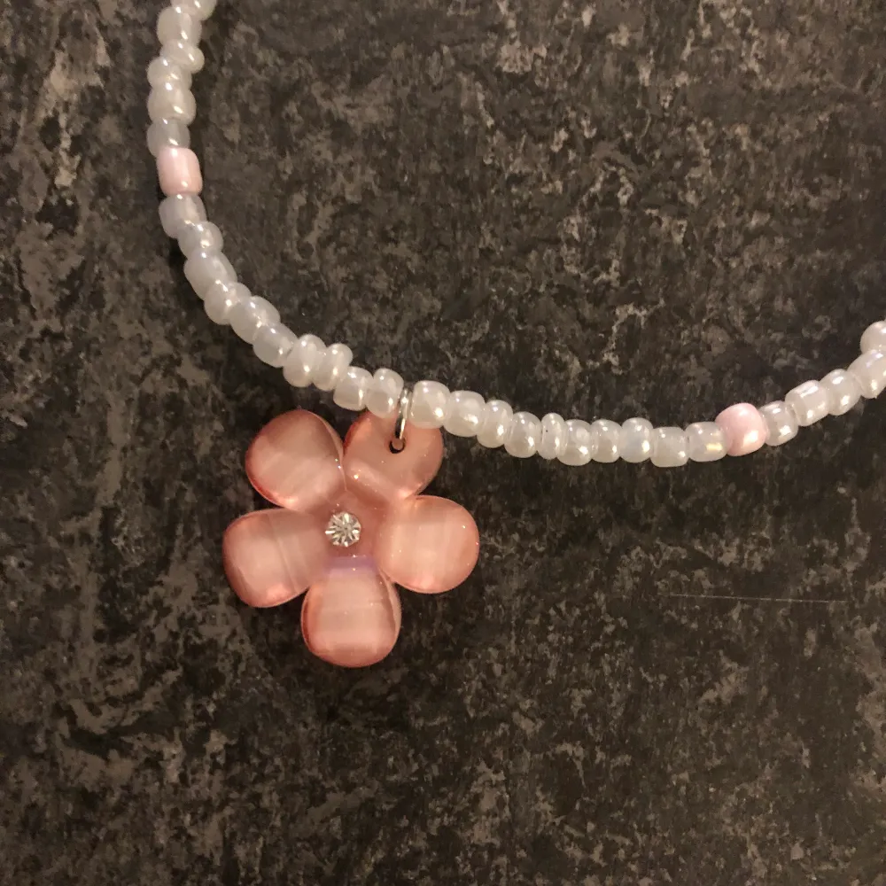 NY! Halsband med rosa blomma från small business i USA (Etsy) . Accessoarer.