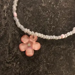 NY! Halsband med rosa blomma från small business i USA (Etsy) 