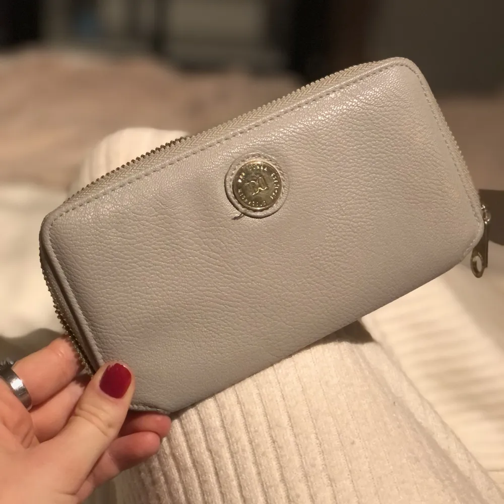 Så fin grå plånbok med gulddetaljer som inte används då den e för stor för mina väskor. Den är i bra skick🥰. Väskor.