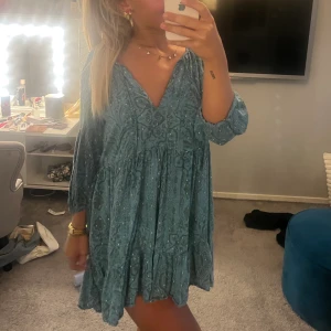 Klänning  - Så fin klänning från zara, använd en gång 💞