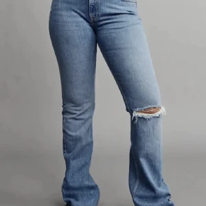 Gina tricot jeans -  Jättefina jeans från Gina Tricot.  Storlek 32. Hål i ena benet. Low to Mid rise. Priset är väldigt lågt med tanke på skicket, sicket är väldigt bra men lite slitna lägst ned. Nypris 599 kr ❤️😍