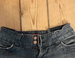 Jeans - Ett par lågmidjade bootcut jeans, inget fel på plagget storlek ca s är 160 längden funkar bra för mig midja tum 30  Lår32