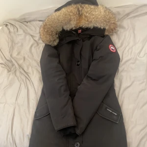 Canada goose jacka  - En canada goose jacka i använt i bra skicka använd en vinter men de är inget fel på den alls, den e perfekt inför vintern