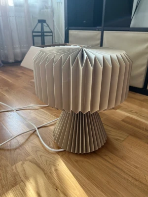 Creme/beige lampa  - Lampa i super fint skick ifrån lagerhaus; nypris 399kr exklusive glödlampa och sladd. Något dammig då den inte används 