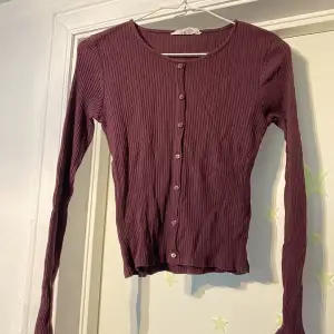 Vinröd tröja ifrån H&M Bra skick, säljer då den inte kommer till användning längre 