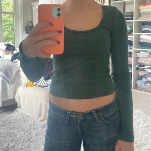 Långärmad tröja  - Grön långärmad tröja, så fin färg nu till hösten!!🍁💚💚