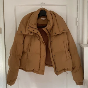 Dunjacka🙌 - Jättefin croppad beige dunjacka från H&M🥰 Använt skick💓