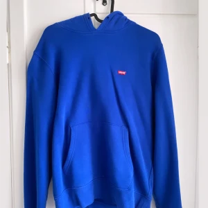Levis hoddie  - Säljer denna snygga Levis tröja som jag tyvärr inte använder längre. Nyskick, skriv för fler bilder 💗
