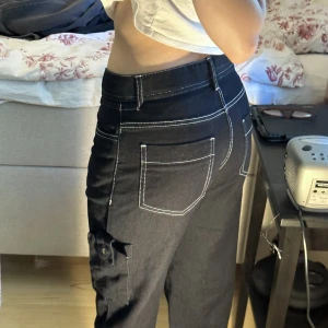 Lågmidjade cargo/snickarbyxor - Säljer coola lågmidjade/midwaist beroende hur du vill ha dem, cargo/snickarbyxor, jättesköna och stretchiga, en liten ficka på ena benet, knappt använda så jättebra skick 