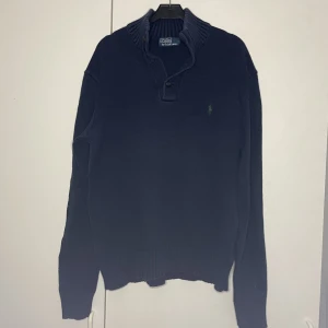 Ralph Lauren stickad tröja - Säljer av denna Ralph Lauren stickade tröjan då jag inte använder denna längre.   Den är använd flitigt så den ser använd ut.   Storlek M