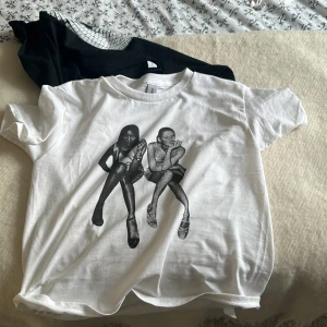 Tshirt  - Säljer mina in print we trust tröjor för 250kr st( det går bra att köpa bara 1 om man vill) i S (den 1 tröjan är såld, endast den 2:a kvar)