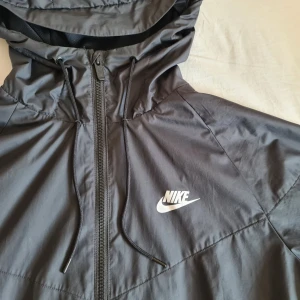 nike windrunner jacka - storlek s (män s enligt min bedömning), lite nopprig i ärmsluten men annars i toppenskick