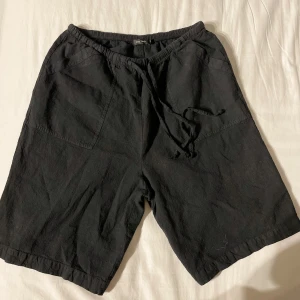 Shorts - Shorts från One Two i lite längre modell. Supersköna och normala i storleken. Fint skick.