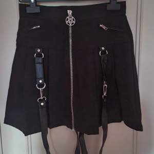 Svart kjol med straps från märket killstar säljes. Stretchig tyg srorlek S.   Katter finns i hemmet.