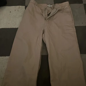 jeans - beiga jeans från weekday. avänd fåtal gånger