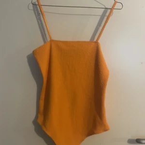 Orange body - Orange body från Bik Bok. Storlek M. Aldrig använd då den är lite stor i storleken.
