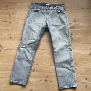 Tja, säljer nu ett par Woodbird jeans som är knappt använda för ett sjukt bra pris. Ny pris 900, mitt pris 400 för dig kompis.