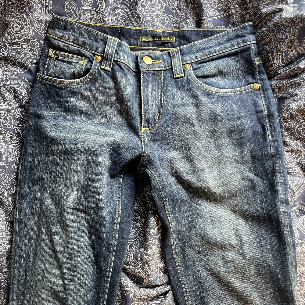 säljer dessa skitsnygga jeansen som jag köpte secondhand men aldrig testade på och visade sig var alldeles för små för mig❤️. Jeans & Byxor.