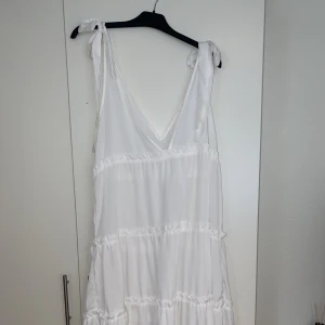 Vit sommarklänning  - Vit sval sommarklänning med knyten på axlarna 😊