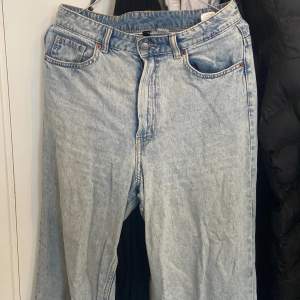 Jeans från H&M i bra skick, de är i strl 38/M. Säljer pga jag inte använder de! Köpta för ca 400