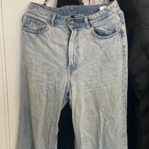 Blåa jeans - Jeans från H&M i bra skick, de är i strl 38/M. Säljer pga jag inte använder de! Köpta för ca 400