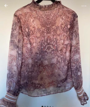 Blus sisters point  - NY  Sisters point  Mönstrad aprikos silver grått  Xs  