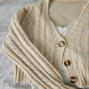 Croppad stickad tröja - Söt stickad tröja som jag själv har köpt från plik. 💕 Tycker den är jättefin att styla nu till hösten. Den är croppad och väldigt mjuk.💕 Den är typ vit/beige, färgen på bilden stämmer med verkligheten.👍