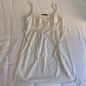 Brandy Melville klänning - Axelbanden går att justera. Finns band i ryggen som man kan knyta så att klänningen sitter som man vill. Inga fläckar eller hål. Passar XS-S. 