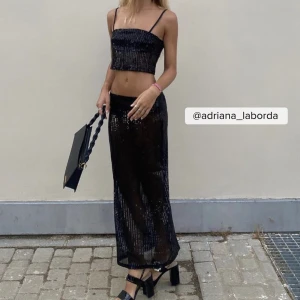 Paljettsett - Säljer detta sett med både topp & kjol. Kommer aldrig till användning, endast använt 1 gång. 