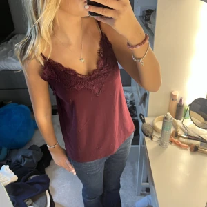 Spets topp - Snygg spets topp i röd. Använd en gång 