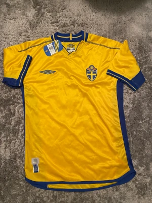 Fotbollströja Sverige  - Säljer min gamla fina landslags tröja som är helt ny och aldrig använd 