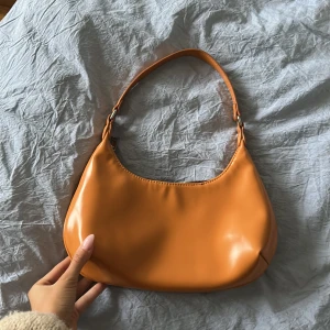 Väska - Super cool väska som fått många komplimanger. Men kommer tyvärr inte till användning längre🧡